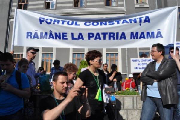 Peste 7.000 de angajaţi din port protestează la Prefectura Constanţa
